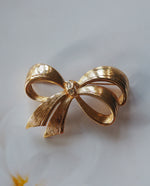 Load image into Gallery viewer, Avon SIgned Bow Brooch
