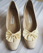 Load image into Gallery viewer, Beige Bow Shoe Clip
