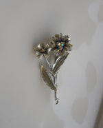 Load image into Gallery viewer, Silvertone flower brooch
