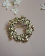 Load image into Gallery viewer, Silver tone pearl wreath brooch
