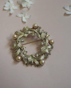 Silver tone pearl wreath brooch