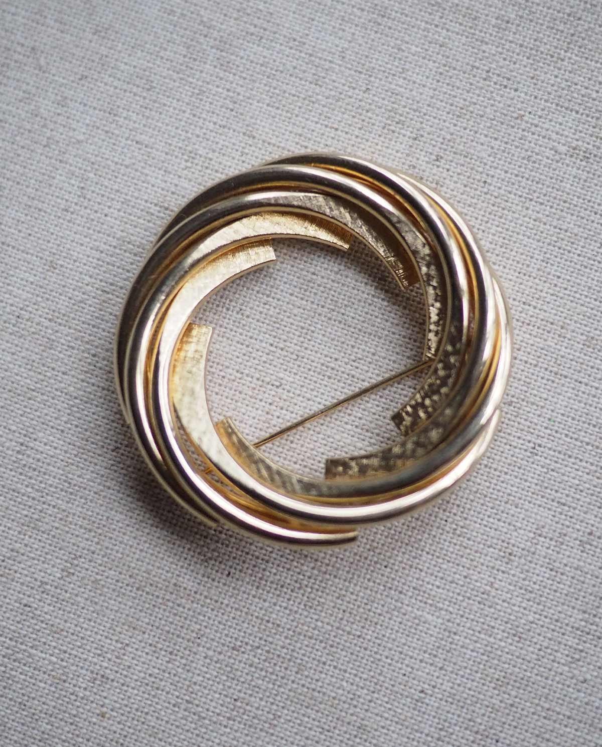 Round Spinning Gold Tone Brooch