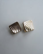 Load image into Gallery viewer, Gold Tone Shell Clip on
